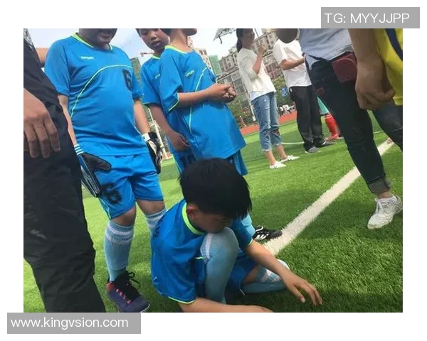 蛇姐激情碰拳视频引爆足球比赛直播现场热潮